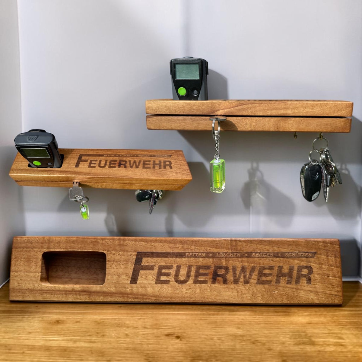 Blaulichtshop-Berlin Melderparkplatz aus Nussbaumholz mit Feuerwehr-Gravur, Schlüsselhaken und Funkmelder-Halterung