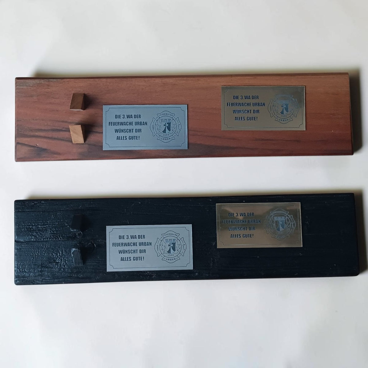 Blaulichtshop-Berlin Halterungen für Feuerwehraxt aus Nussbaumholz und in rustikaler geköhlter Optik mit Gravurschildern